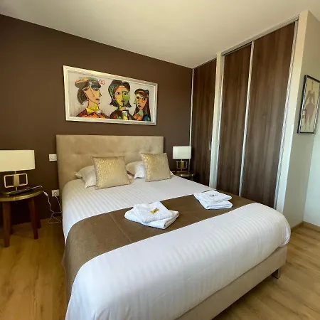 Yves Saint Laurent/ Coco Chanel